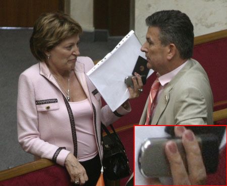 Какими мобилками пользуются народные депутаты (фоторепортаж)