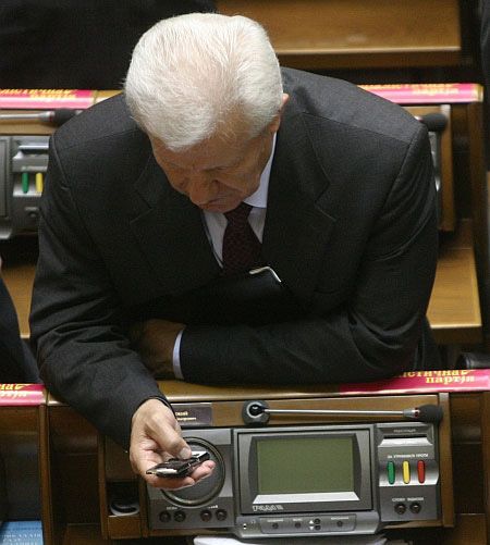Какими мобилками пользуются народные депутаты (фоторепортаж)