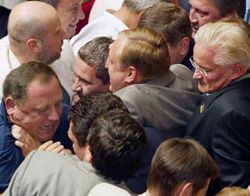 В парламенте не прекращаются драки