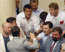 Регионалы подняли на руки бютовца и бросили его