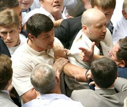 У ВР через блокування трибуни і бійку оголошено перерву