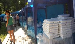 Чим годують біло-голубих і помаранчевих у наметах