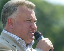 Депутат від ”Регіонів” Олег Калашніков виступає перед прихильниками ”антикризової коаліції” (Київ, 13 липня). Учора він утратив свідомість від перенапруги.