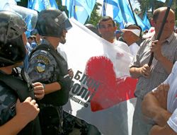 УНП, БЮТ и Пора перекрыли движение на углу Грушевского и Шелковичной