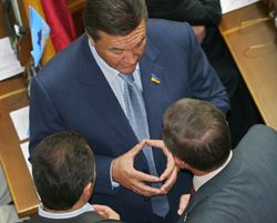 У Януковича - раздвоение личности