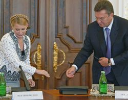 Юлія Тимошенко та Віктор Янукович вітають одне одного на круглому столі в Секретаріаті Президента. Київ, 27 липня