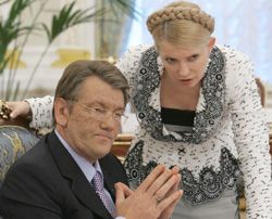 Виктор Ющенко и Юлия Тимошенко общаются во время общенационального круглого стола в Секретариате Президента Украины. Киев, 27 июля
