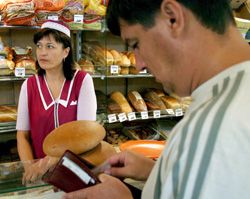 Киянин купує хліб в одному з магазинів Києва в середу, 2 серпня 2006 г. З 1 серпня в Києві зросли ціни на основні види хліба.