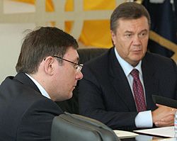 Премьер-министр Украины Виктор Янукович представляет руководителя Министерства внутренних дел Юрия Луценко. Киев, 7 августа