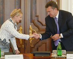 Юлія Тимошенко та Віктор Янукович вітають одне одного на круглому столі в Секретаріаті Президента. Київ, 27 липня