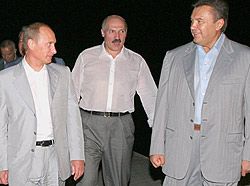 Владимир Путин, Александр Лукашенко и Виктор Янукович общаются во время саммита Евразийского экономического содружества. Сочи, 15 августа