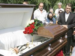 Ющенко взяв учать у церемонії на Байковому кладовищі (фото)