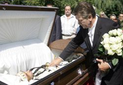 Ющенко взяв учать у церемонії на Байковому кладовищі (фото)