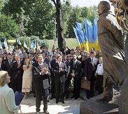 В Киеве открыли памятник Вячеславу Чорновилу