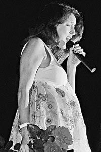 Алсу народила дочку в місті ангелів