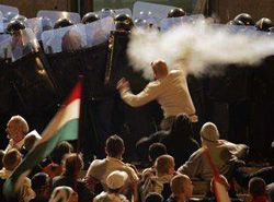 Массовые беспорядки в Будапеште: демонстранты атаковали телецентр