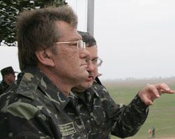 Виктор Ющенко и Анатолий Гриценко общаются во время командно-штабных учений ”Чистое небо - 2006”. Николаевская область, 22 сентября
