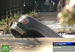 На вулиці в Москві провалився грунт, туди впав джип (фото)