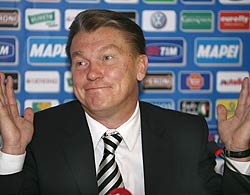 Олег Блохін бере участь у прес-конференції після відбіркового матчу Євро-2008 між збірними Італії і України. Рим, 7 жовтня