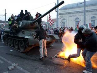 Демонстранти в Будапешті захопили танк Т-34 (фото)