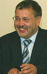 Міністрові Гриценку на день народження подарували вудку і корабель