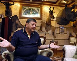 Александр Волков рассказывает о своих охотничьих трофеях в собственном особняке на Осокорках. Киев, 20 октября