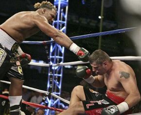 Бриггс отправил Ляховича в нокаут за пределы ринга (фото)