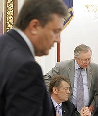 Тарасюк: Янукович вставив у директиви пасаж про референдум з НАТО, а Президент усе відновив 