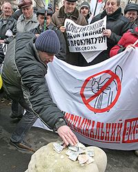 Брат Луценко собрал взятку для Медведько