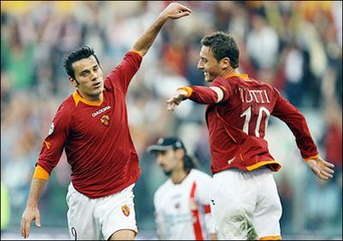 Форвард Ромы Винченцо Монтелла поздравляет капитана Франческо Тотти с забитым голом в ворота Катаньи