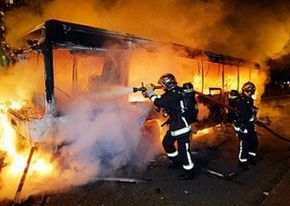 В Париже - массовые столкновения между полицейскими и пожарными (фото)