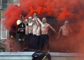 В Париже - массовые столкновения между полицейскими и пожарными (фото)