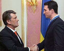 Ющенко наградил Кличко за победу над Банкиром