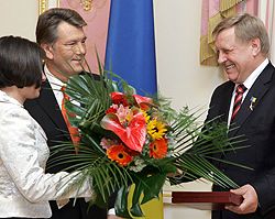 Ющенко присвоил звание Герой Украины депутату-регионалу Ландыку