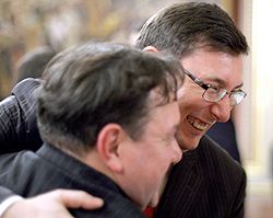 Юрий Луценко общается с Богданом Бенюком на торжественном приеме по случаю второй годовщины Помаранчевой революции. Киев, 22 ноября