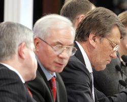 Ющенко обсудил с Азаровым проект госбюджета