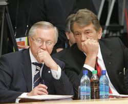 Тарасюк: Янукович вставив у директиви пасаж про референдум з НАТО, а Президент усе відновив 