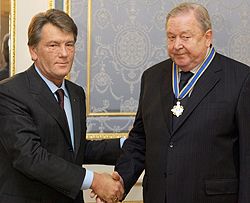 Ющенко дал президенту УЕФА орден с намеком (фото)