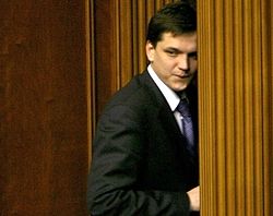 Юрий Павленко покидает зал заседаний Верховной Рады после своей отставки. Киев, 29 ноября