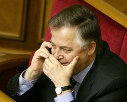 Петр Симоненко, разговаривая по телефону, наблюдает за происходящим в сессионном зале. Киев, 30 ноября