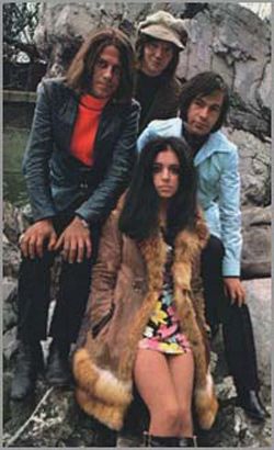 Умерла первая исполнительница ”Шизгары” Маришка Вереш (4 фото)