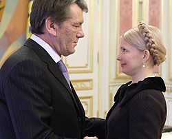 Віктор Ющенко і Юлія Тимошенко вітаються під час зустрічі. Київ, 6 грудня 