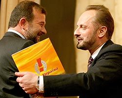 Виктор Балога и Роман Бессмертный здороваются на заседании Совета партии. Киев, 7 декабря