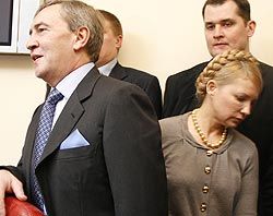 Тимошенко думает, что Черновецкий сам ломал стулья и микрофоны
