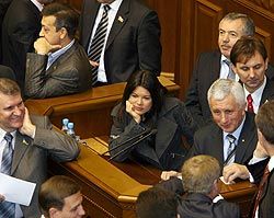 Наша Україна заблокувала трибуну та президію ВР