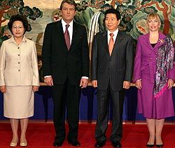 Ющенко наградили за превращение Украины в экономическую жемчужину