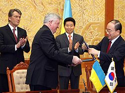 Ющенко в Корее обещал ”модерновую” украинскую экономику