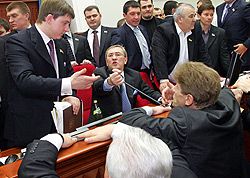 Оппозиция в Киевсовете отобрала микрофоны у Черновецкого и Довгого