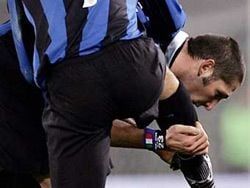 Матерацці поцілував ногу Луїша Фігу на знак подяки (фото)