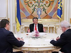 Президент більше трьох годин не відпускає Януковича, Мороза...